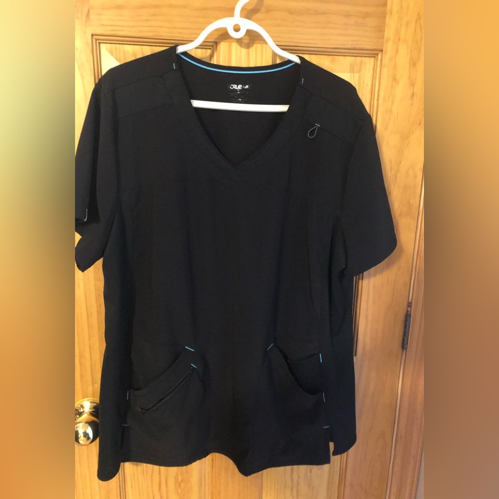 2/30 ✨ Black Scrubstar Scrub Top with Mesh